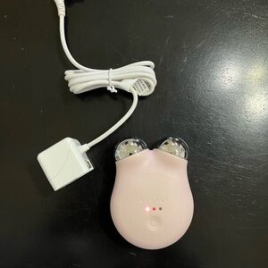 NuFace Mini Toning Device in Soft Pink